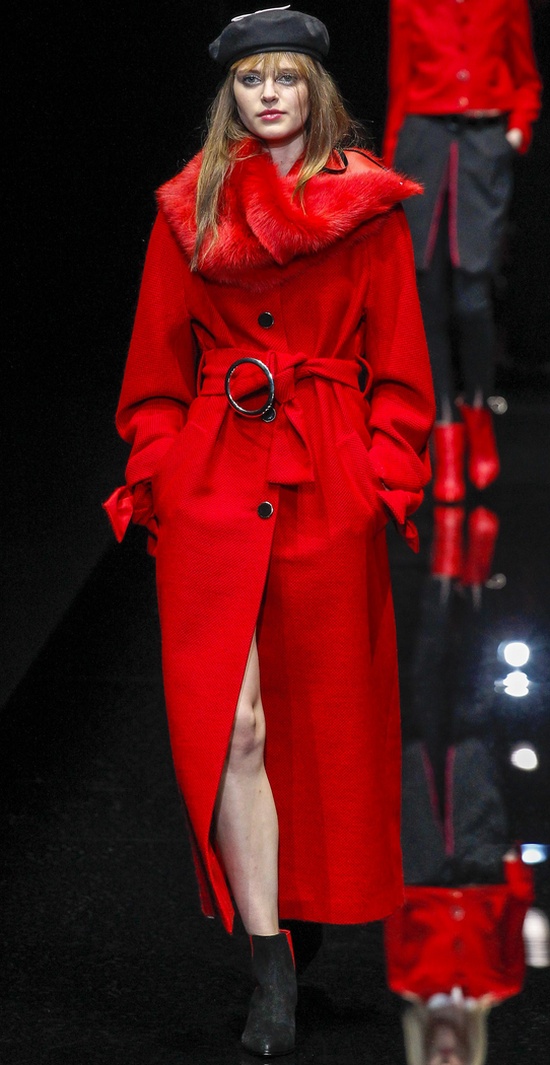 Красное дизайнерское пальто с красным беретом.