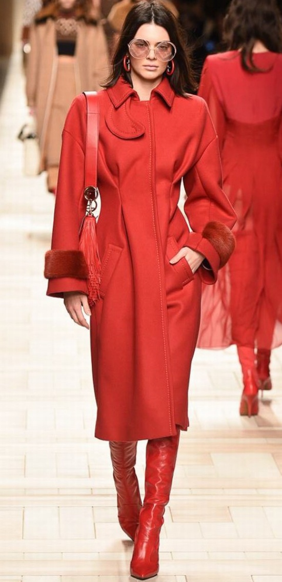 модное весеннее пальто 2018 красного цвета с низкой линией плеча
