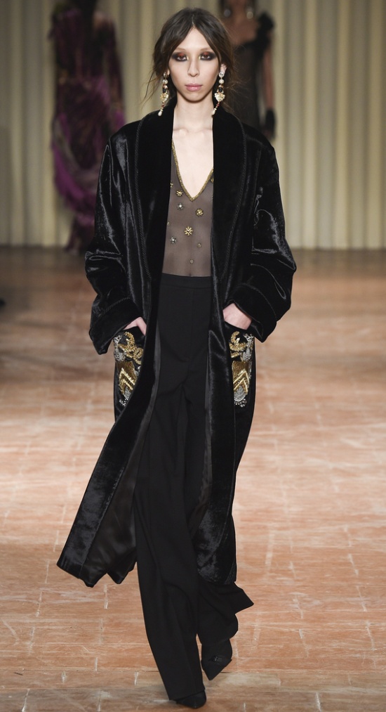 Черное пальто-халат с воротником шалькой с красиво декорированными большими накоадными карманами