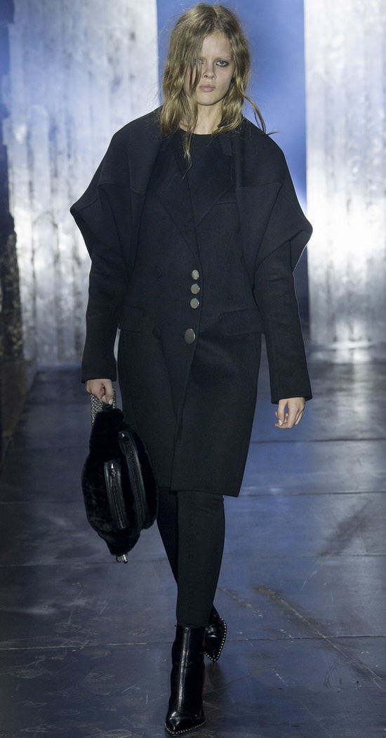 Черное двухслойное пальто со светлыми металлическими пуговицами разного размера - модель пальто от Alexander Wang