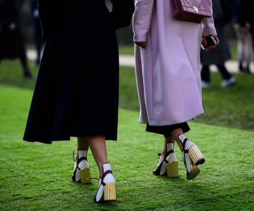 уличная мода Парижа - обувь на толстом рифленом каблуке