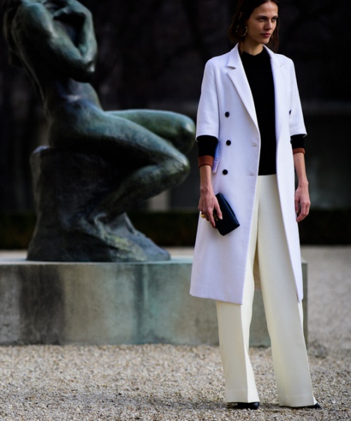 белое пальто с белыми брюками париж