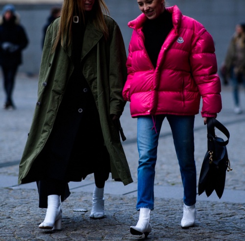 зеленое пальто и малиновая дутая курта - уличная мода весна-лето Париж
