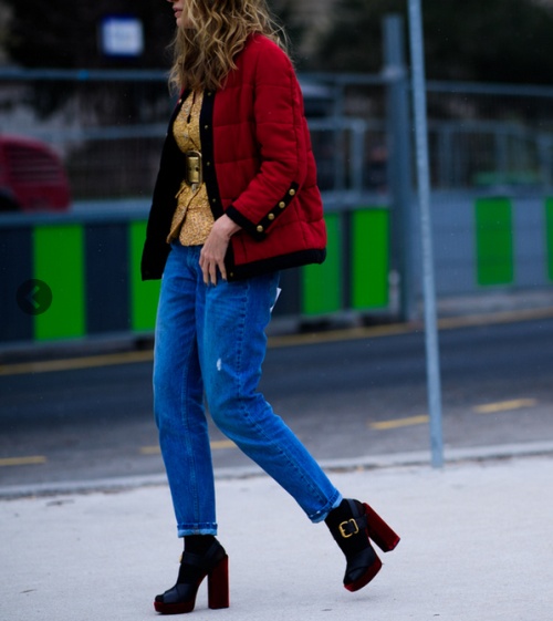 парижанка в красной куртке и синих джинсах