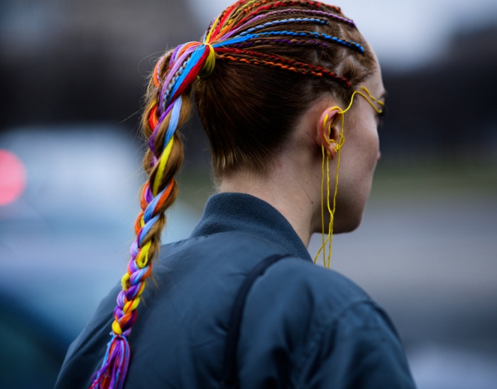 модный тренд для длинных волос на весну 2017 года - хвосты с разноцветными нитями