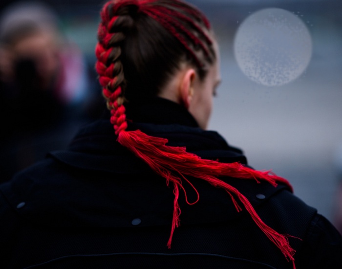 модная прическа для брюнетки - красные нити, вплетенные в косу