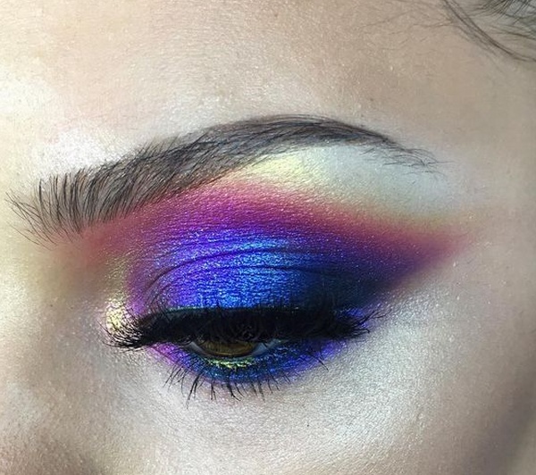 модный макияж с темно-синими и фиолетовыми металлическими оттенками