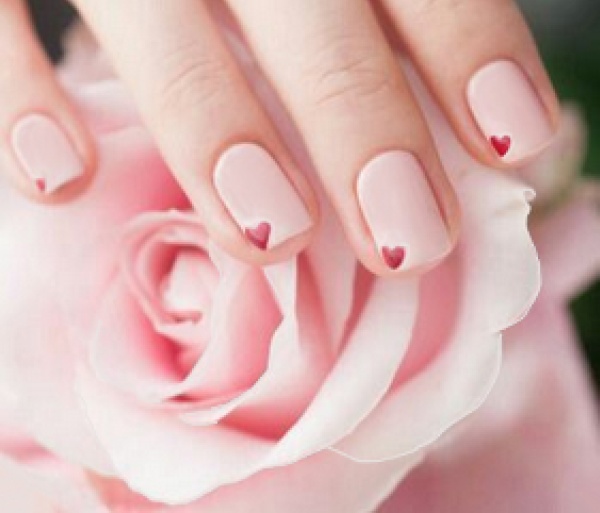 Идеи романтического маникюра в день валентина розовые ногти с сердечками