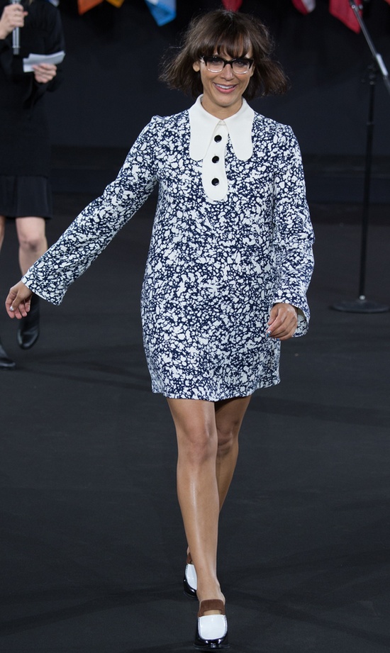 светлое платье для пышек демонстрирует модель Rashida Jones