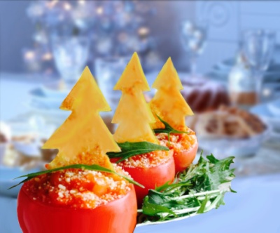 Новогоднее блюдо фаршированные помидоры украшенные елочками из твердого сыра