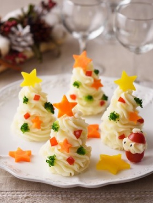 новогоднее оформление блюд - ёлочки из пюре, украшенные яркими овощами