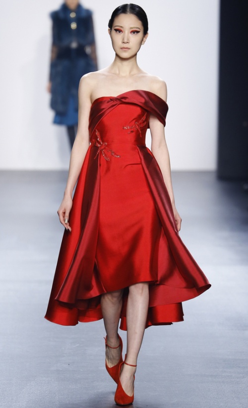 красное корсетное платье миди