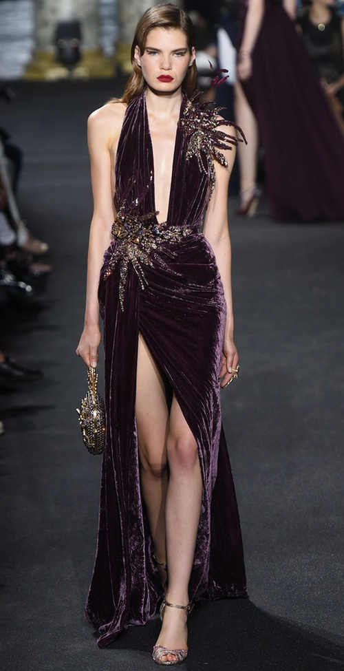 роскошное темно-лиловое нарядное платье с богатым декором - макси с высоким разрезом