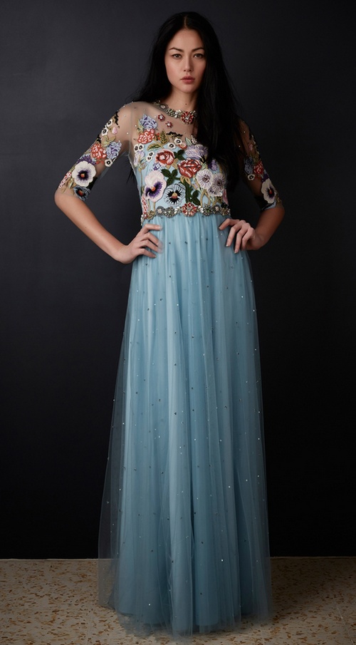 голубое длинное нарядное платье с богато декорированным лифом