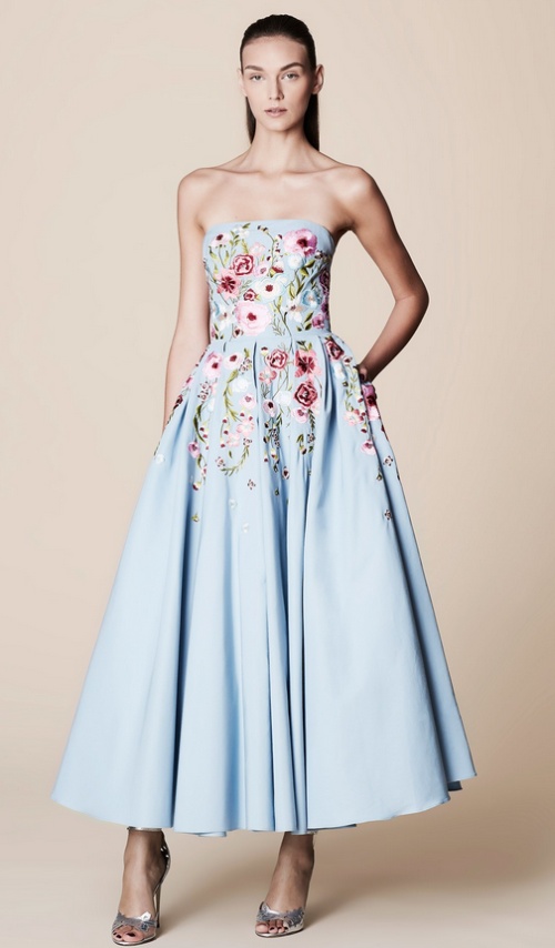 корсетное голубое нарядное платье с вышивкой цветами