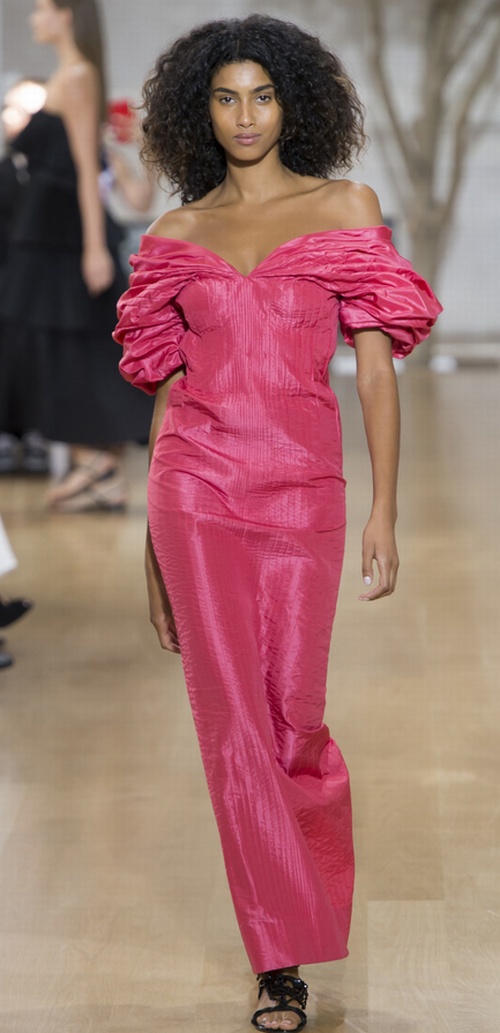 ярко-розовое нарядное платье макси с обнаженными плечами