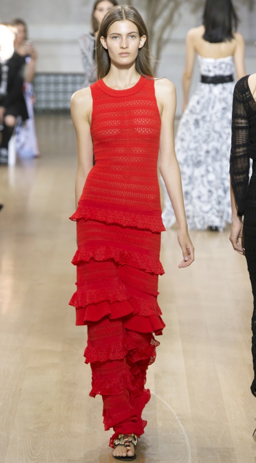 трикотажное красное платье в пол с волнанами - тренд нарядной моды 2017