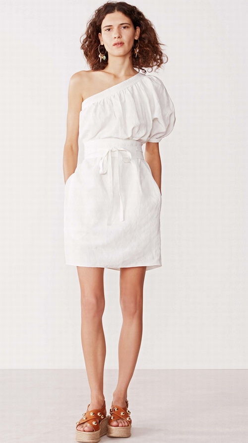 белое нарядное платье с поясом и на одно плечо