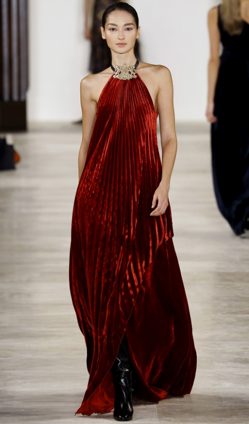 красное нарядное плиссированное платье макси с открытыми плечами и большой брошью