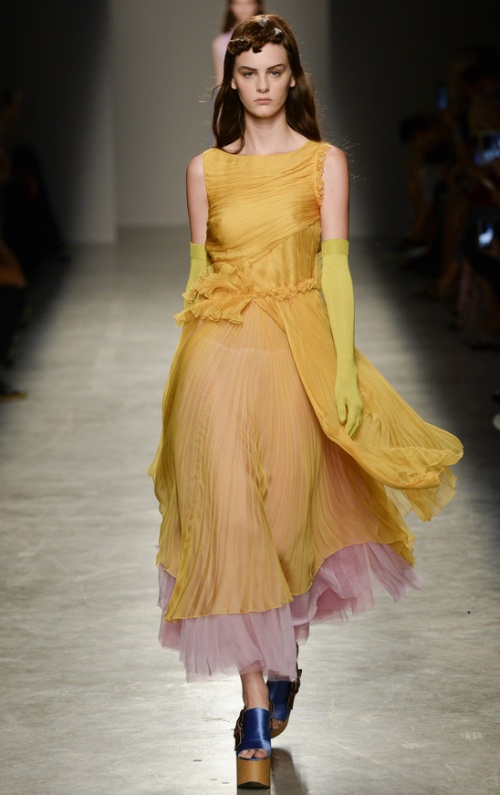 желтое многослойное нарядное платье из шифона с плессировкой