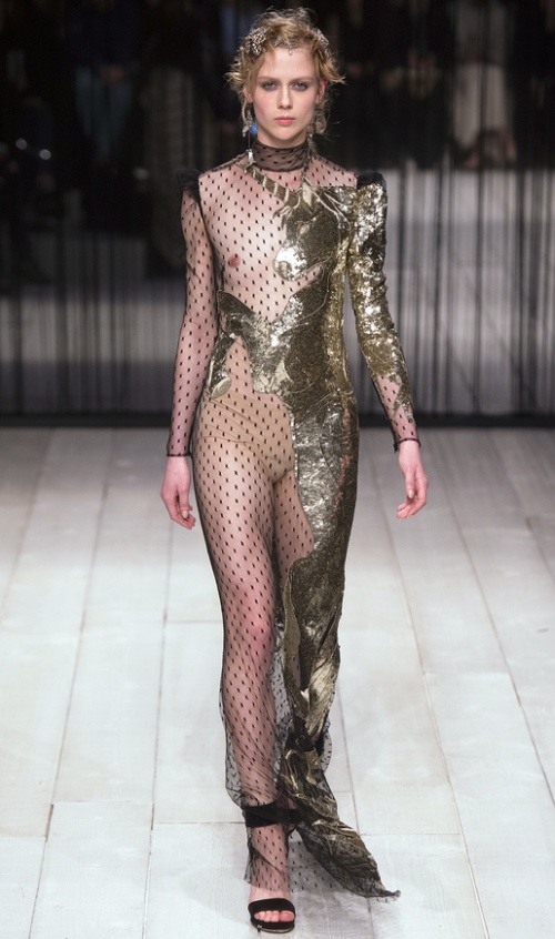 Прозрачное платье в сеточку с золотыми аппликациями - с длинным рукавом и длиной макси