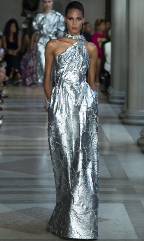 Серебряное платье металлик в пол, фасон на одно плечо со стойкой