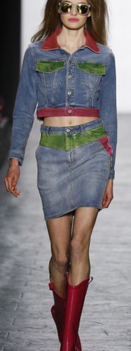 модный женский джинсовый костюм 2017 - мини-юбка и короткая джинсовая курточка с яркой отделкой