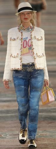Модные джинсы с потертостями от Chanel