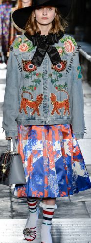 Женская джинсовая куртка с богатым декором от Gucci