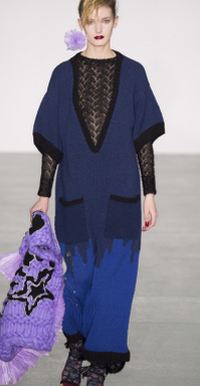 черно-голубое платье-свитер с глубоким вырезом