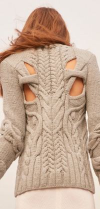 пуловер крупной вязки с вырезами на спине