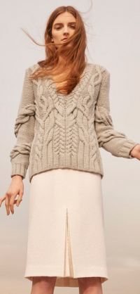 женский модный пуловер крупной вязки с вырезами на спине вид спереди