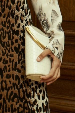 Модная белая сумка из крокодиловой кожи с золотой ручкой фасона 
