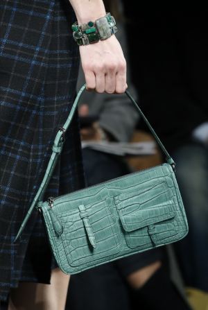 Зеленая сумка-багет оригинального дизайна, с кармашками - из крокодиловой кожи