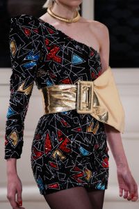 Коктейльное платье 2017 м широким золотым поясом металлик и огромной пряжкой
