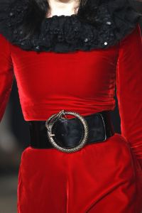 Красное бархатное платье 2017 с черным поясом
