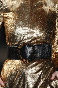 Блестящее золотое новогоднее платье с широким ремнем и круглой пряжкой