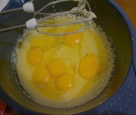 Взбиваем яйца с сахарным песком
