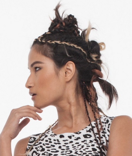Прическа в этническом стиле с фонтанчиками из волос и африканскими косичками