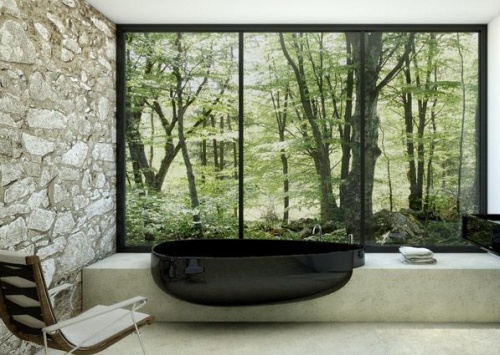 ванная с панно, изображающим лес