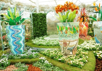 Вазоны в саду, отделанные мозаикой