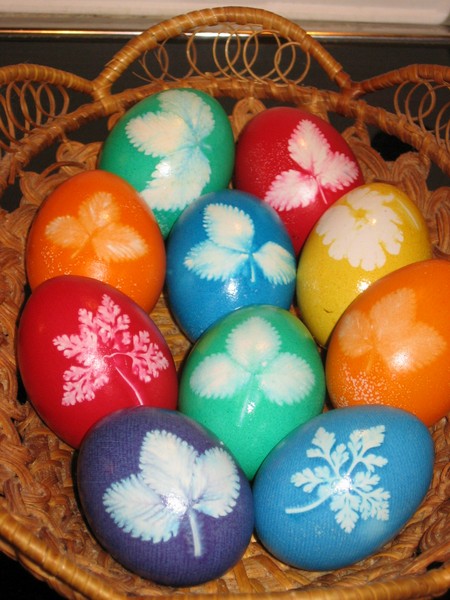 яйца в чулках - способ покрасить яйца на Пасху