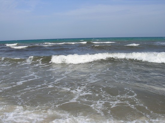 волны на море в тунисе