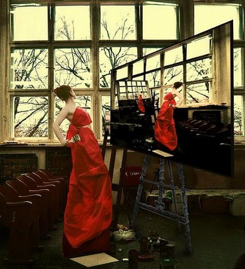 женщина в красном платье смотрит в окно