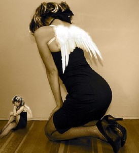 женщина в черном платье с белыми крыльями ангела