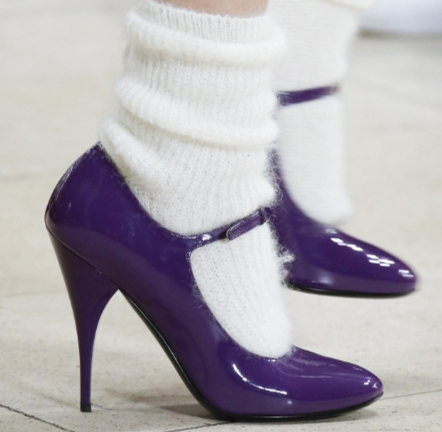 фиолетовые туфли с носками от Миу Миу