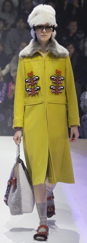 Желтое шерстяное зимнее пальто с аппликацией и меховым воротником от Anya Hindmarch