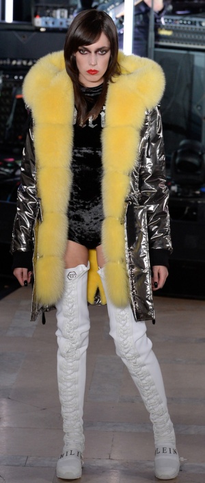 Зимнее пальто из блестящей ткани с желтым меховым воротником от Philipp Plein - модный тренд сезона Осень-Зима 2017-2018