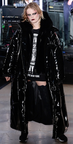 Зимнее пальто макси из мокрой кожи в стиле оверсайз от Philipp Plein