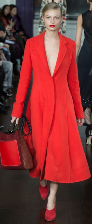 Алое драповое пальто расклешенного силуэта от Jason Wu